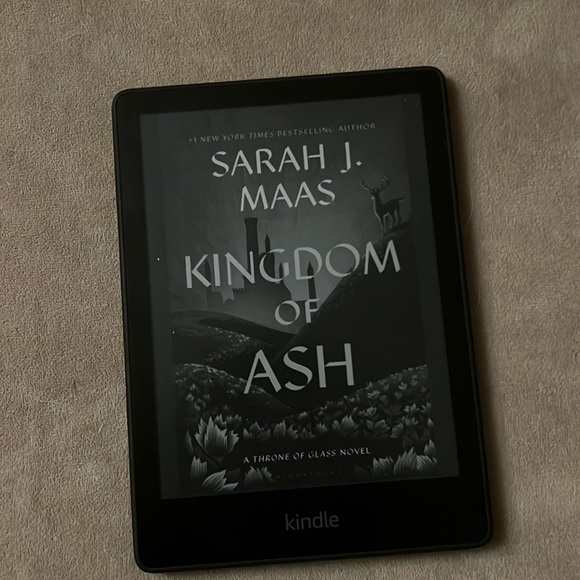 Kindle Paperwhite 11th Gen. Comes with 2 cases! Great condition. - Picture 1 of 7